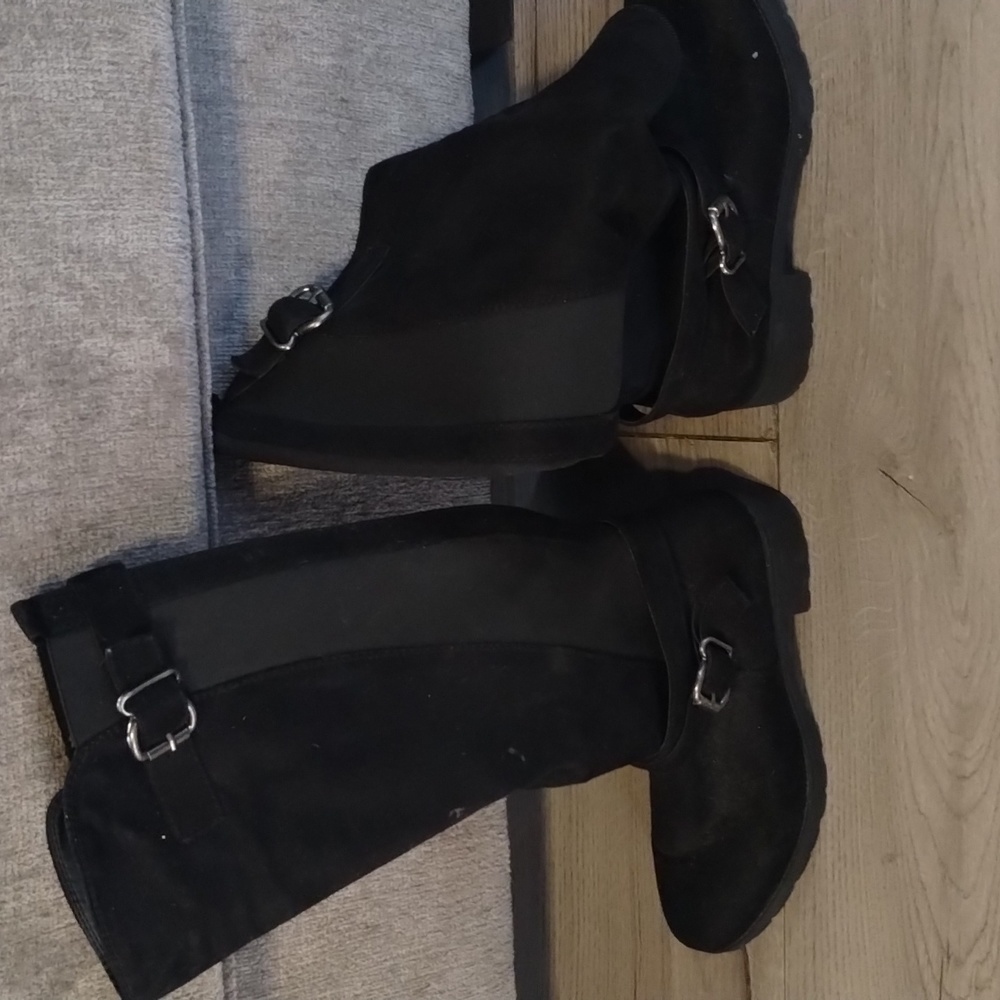 Black knee boots
